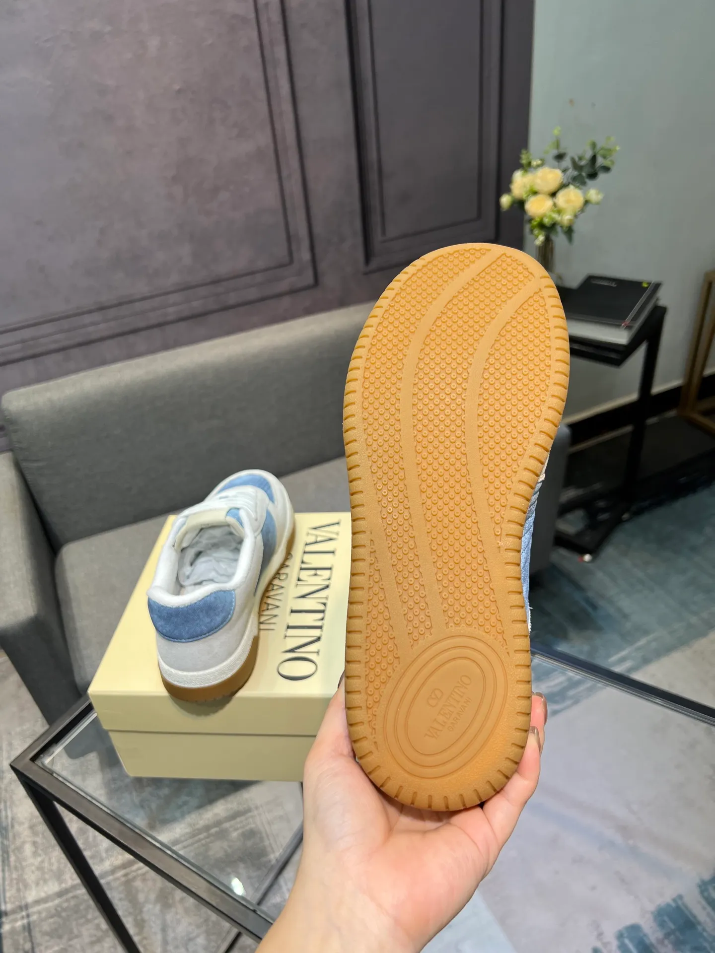 Men's shoes 💰720 VALENTINO Valentino 2025 popular casual sports shoes! 👍Fabric: Original custom punched + full-grain cowhide 👍Feet: cowhide + V-mark special injection insole (original 1:1) 👍Outsole: TPR+raw rubber combination wear-resistant outsole 👍Packaging: original beige full set of noble counter packaging 👍Code number: women's 35-41, men's 38-45 women's 40.41 men's 45.46 customized
